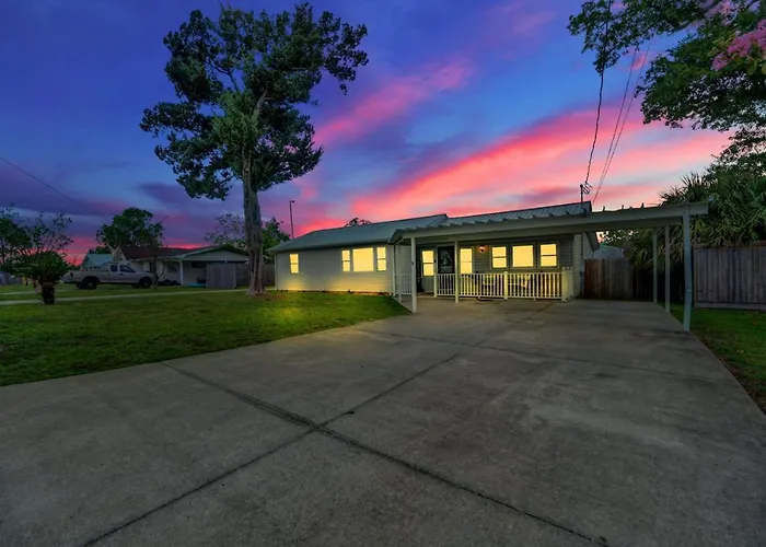 Spacious Family Retreat With Game Room 25 Mins To Pcb