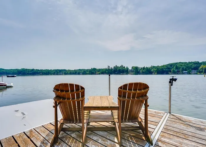 1902 Adirondack Lakehouse: Cozy Screened Porch