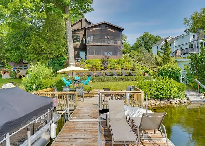 1902 Adirondack Lakehouse: Cozy Screened Porch