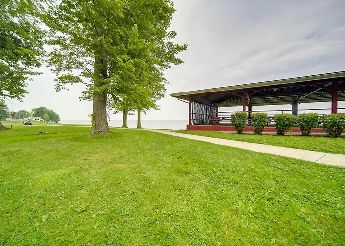 Pet-Friendly Lake Erie Cottage - Walk To The Water