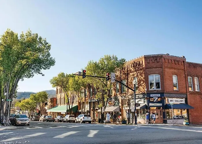 Downtown Brevard 5Br Retreat & Cyclists Dream