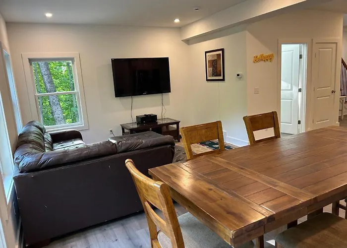 New 3 Bedroom - Thoroughbred Farm & Lake Views!