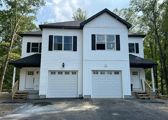New 3 Bedroom - Thoroughbred Farm & Lake Views!