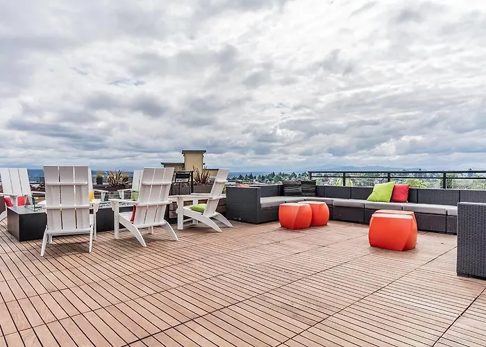 King Bed Spacious Apartment Gym Rooftop Free Parking