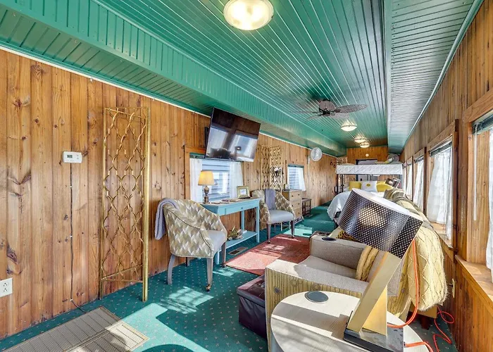 Charming Converted Railcar Studio In Joplin!