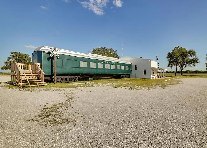 Charming Converted Railcar Studio In Joplin!
