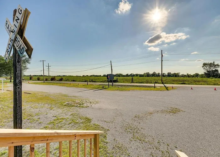 Charming Converted Railcar Studio In Joplin!