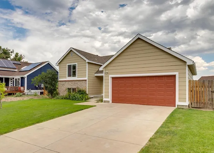 Grill, Fireplace & Fenced-In Yard: Thornton Home!