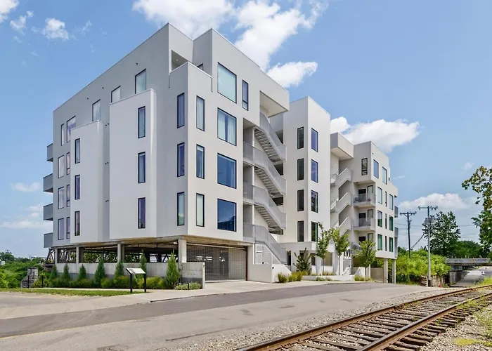 River View 2-Bedroom Apartment With Free Garage Parking