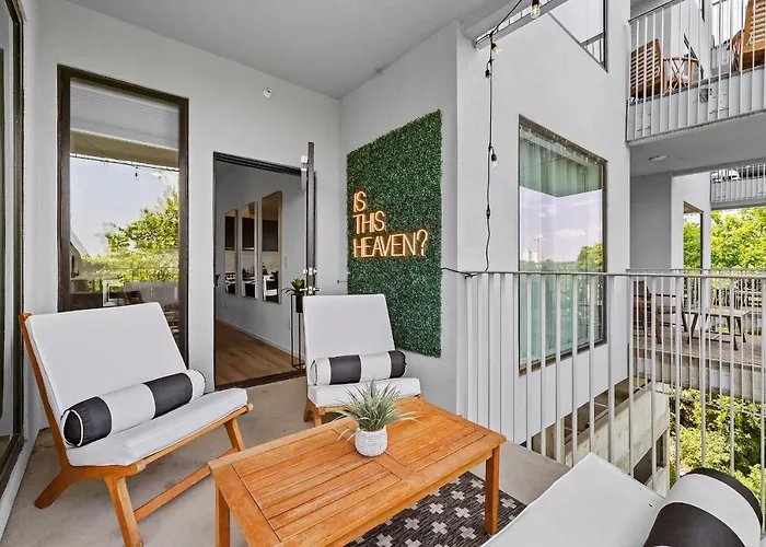 River View 2-Bedroom Apartment With Free Garage Parking