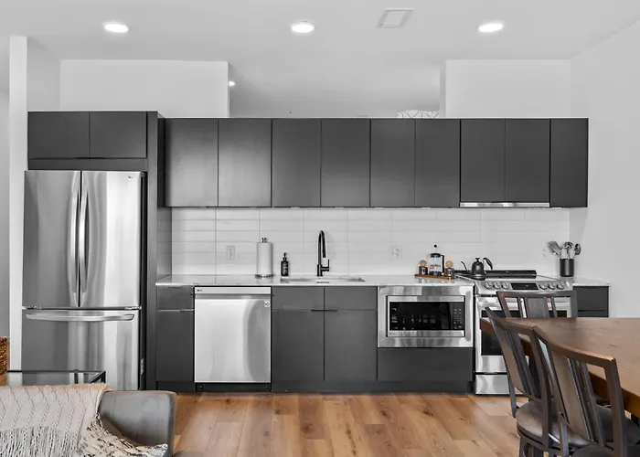 River View 2-Bedroom Apartment With Free Garage Parking