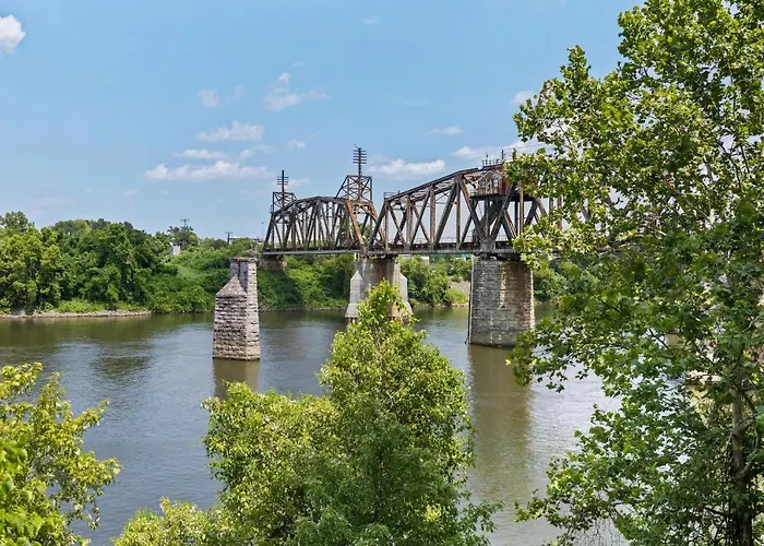 River View 2-Bedroom Apartment With Free Garage Parking