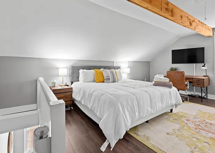 Main Street Living! 2 Bedroom Unit Right On Main!