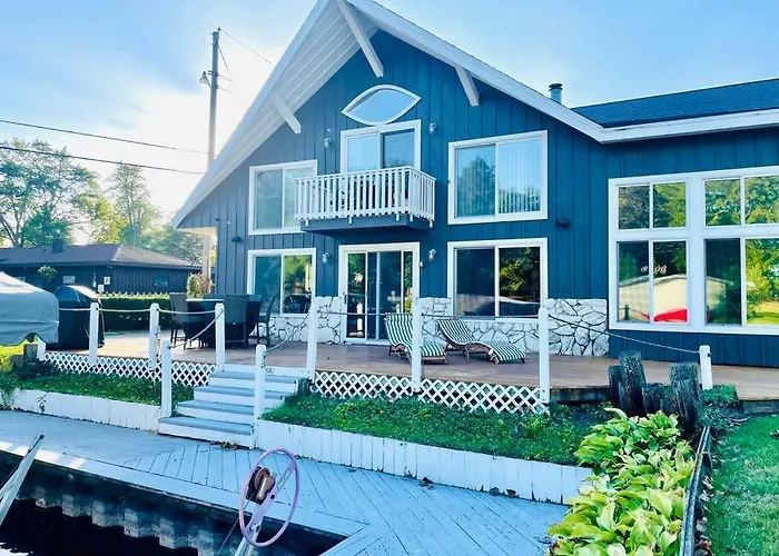 Unforgettable 4 Bedroom 3 Bath Waterfront Cabin