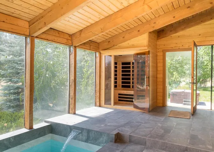 Bear Lodge With Private Pool, Hottub, And Sauna!