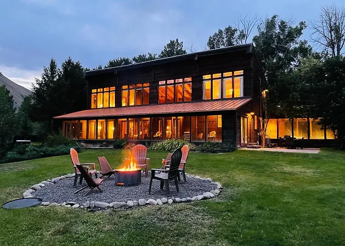 Bear Lodge With Private Pool, Hottub, And Sauna!