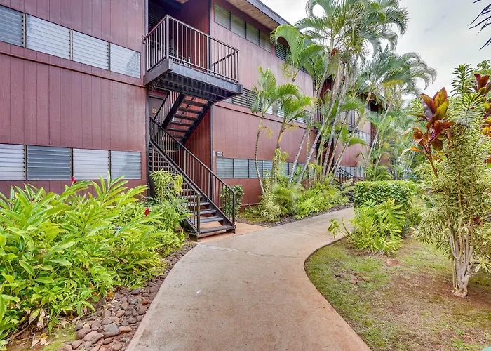 Kaunakakai Vacation Rental W/ Pool Access & A/C!