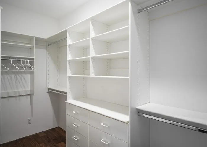Luxury Guest House 2Ba/2Br, Separate Building, Private Basketball Court, Prime Neighborhood