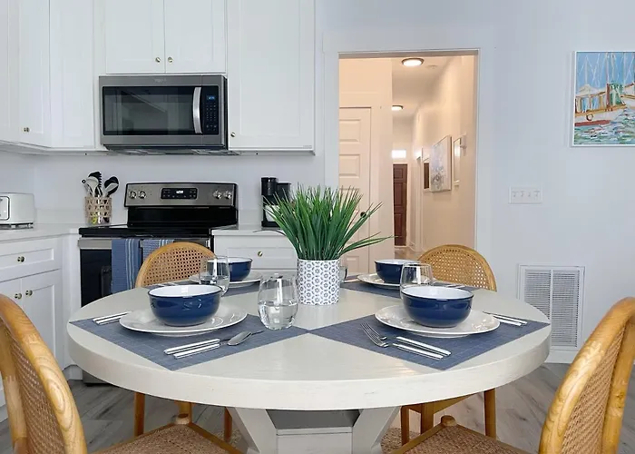 New! Stylish 1900S Renovated Duplex Apartment Building Near Forsyth & River St