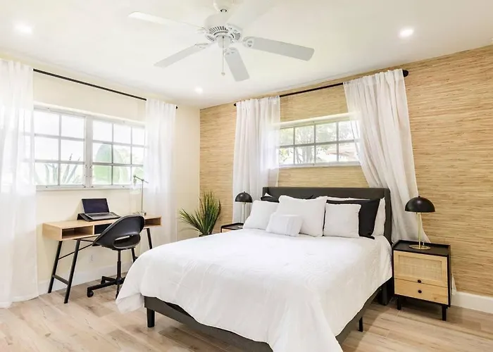 Spacious Poolside Retreat: 4BR Near Airport & Port