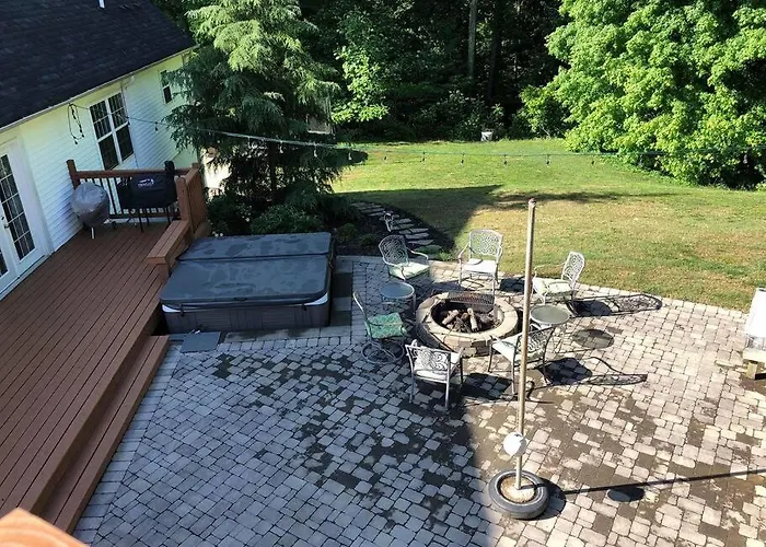 Apartment With Hot Tub & A Pool!