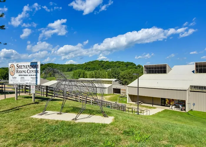 Tasteful Galena Townhome W/ Community Amenities