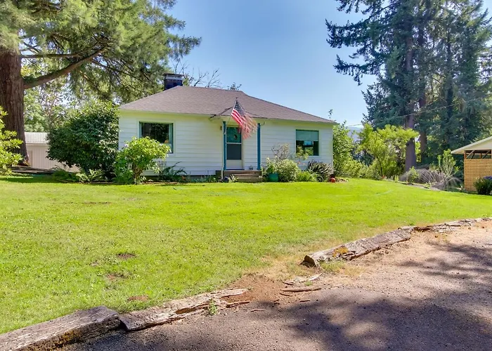 Peaceful & Scenic Cottage Near Mckenzie River!