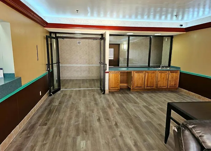 Budget Inn, Hwy 41