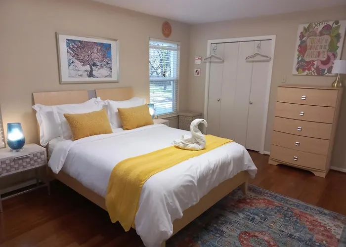 Master Bedroom With King Bed-Free-Wifi-Snack-Parkg In Relaxing Oasis
