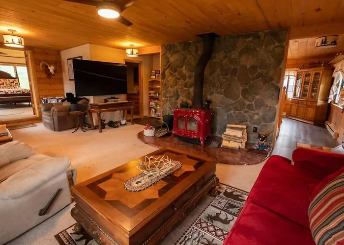 Warm Woodland Getaway With Land