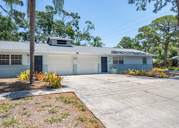 Beautiful Updated 2Bedroom Suite Minutes To Downtown, Amazing Beaches, Restaurants, Theaters And More