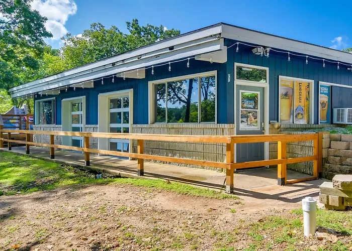 Vibrant Kimberling City Hideaway W/ Private Deck!