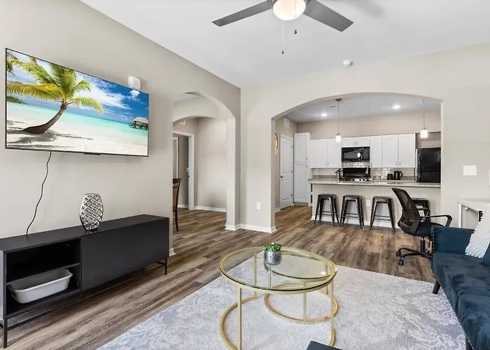Luxurious 2/2 Condo With Pool, Gym And Laundry