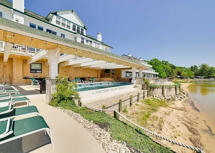 Beachfront Onekama Vacation Rental W/ Balcony!