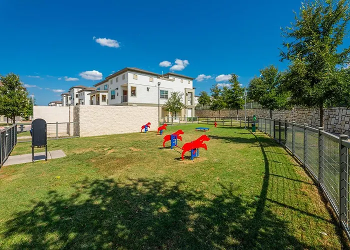 Luxe 3B/2B Getaway - Pool, Gym, Parking, Pet Wash