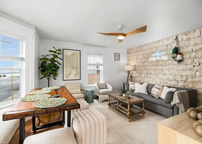 A By The Bay - Stunning Seaside Apartment