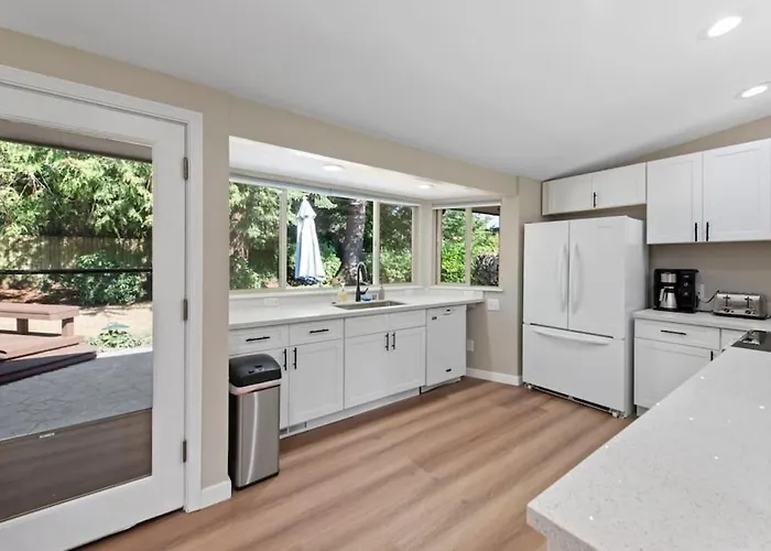 Stylish & Spacious Retreat In Downtown Bellevue
