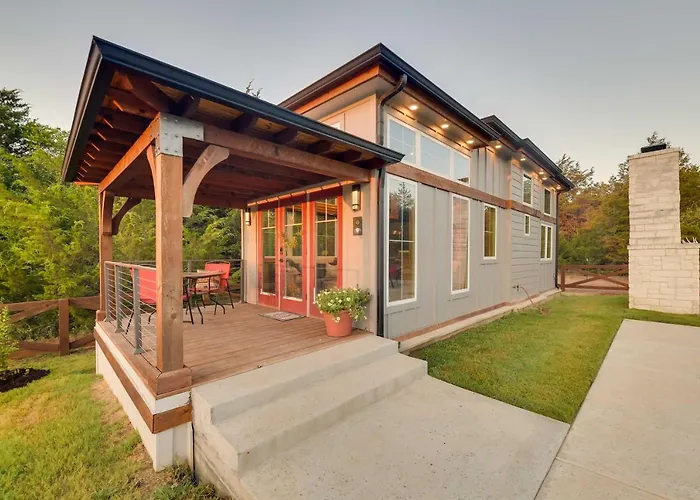 ~ 11 Mi To Lake Whitney: Tree-Lined Cabin W/ Deck