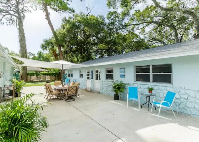 Beautiful Updated 2Bedroom Suite Minutes To Downtown, Amazing Beaches, Restaurants, Theaters And More