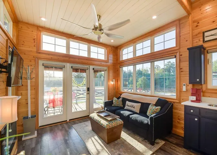 Outdoor Pool & Patio: Quiet Whitney Retreat!
