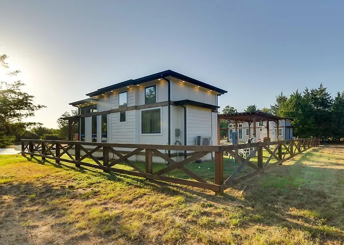 Outdoor Pool & Patio: Quiet Whitney Retreat!