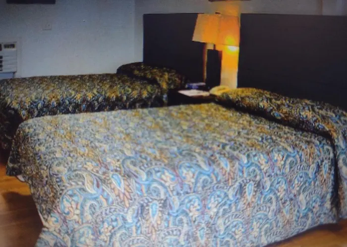 Budget Inn & Suites -Super-Ice Cold And Comfortable & Wonderful Rooms Plus Refrigerator,Microwave Hbo Max Tv & Best Value!