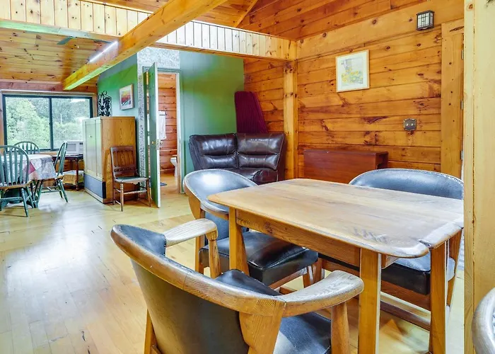 Pet-Friendly Jamestown Cabin W/ Fire Pit And Deck!