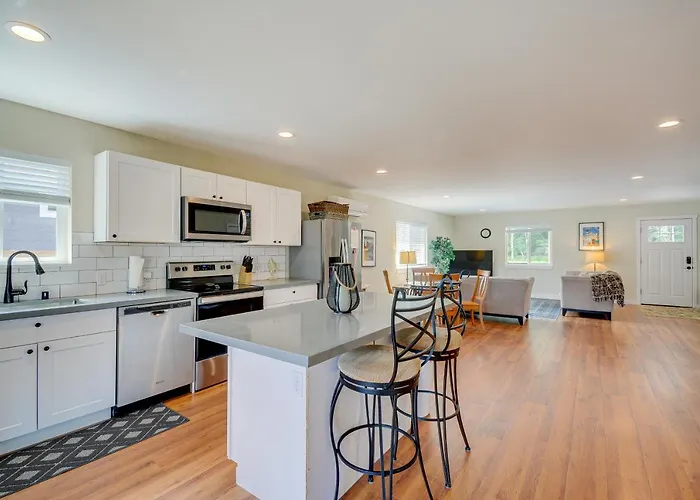 Westport Vacation Rental W/ Private Hot Tub!