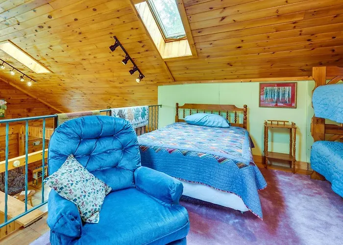 Pet-Friendly Jamestown Cabin W/ Fire Pit And Deck!