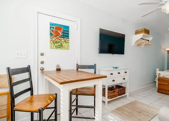 Why Knot Getaway...Rooftop With Waterview! Unit D