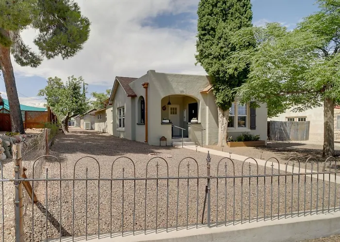 < 1 Mi To Dtwn: Home W/ Deck In Clarkdale!