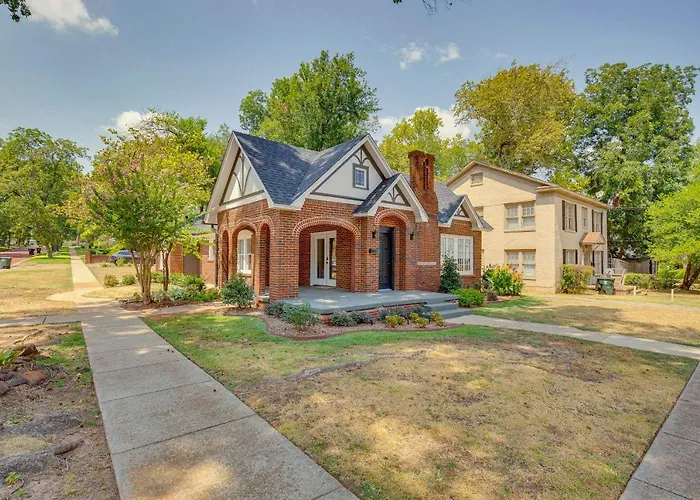 Walk To Bergfeld Park: 1928 Azalea District Home