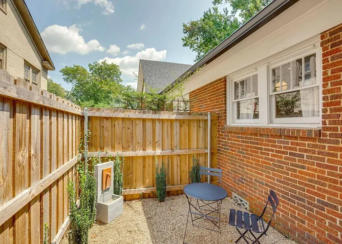 Walk To Bergfeld Park: 1928 Azalea District Home
