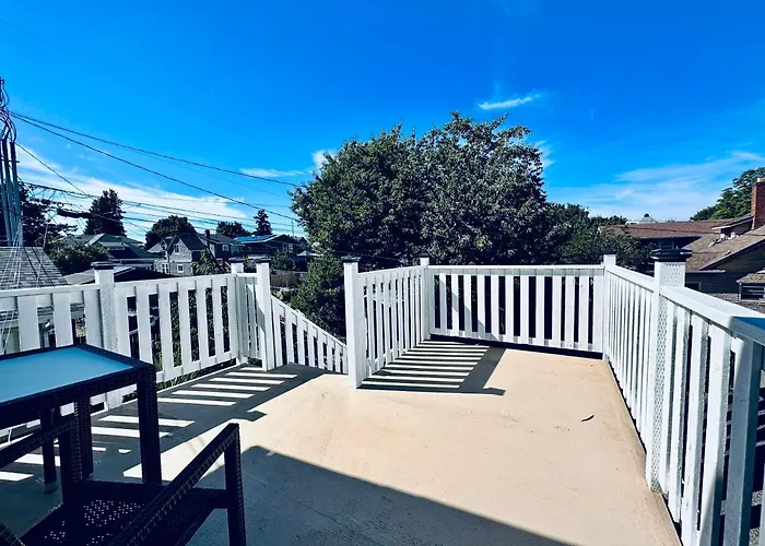 Tacoma 2 Bedrooms 1 Baths Sleep 5 With Compact Kitchen